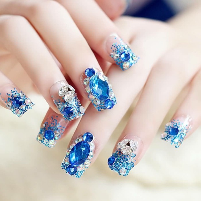 cuáles son los mejores diseños de uñas decoradas con piedras, cristales brillantes en color azul 