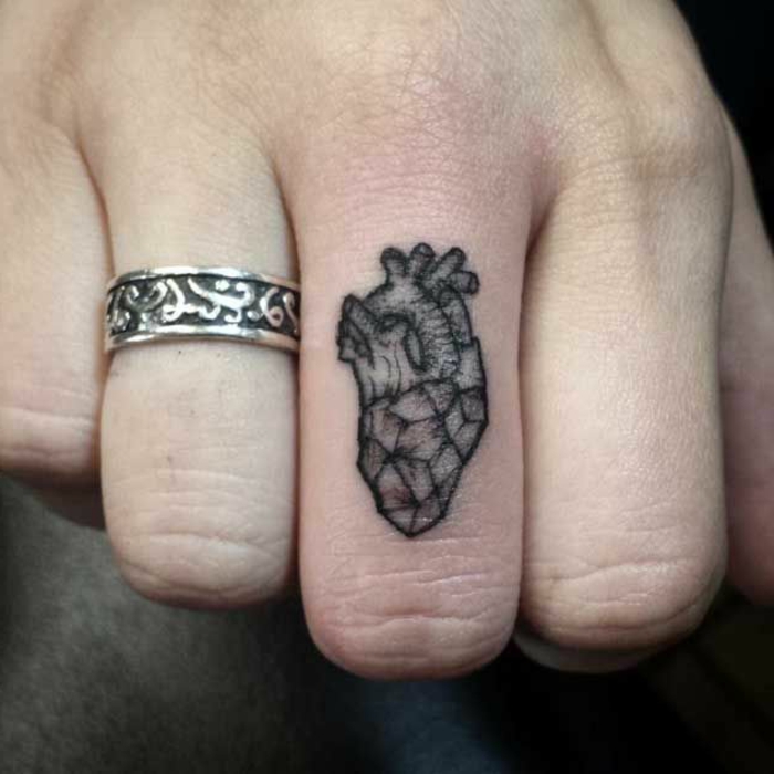 diseños de tatuajes pequeños mujer en el dedo corazón, tatuaje corazón anatómico en el dedo 