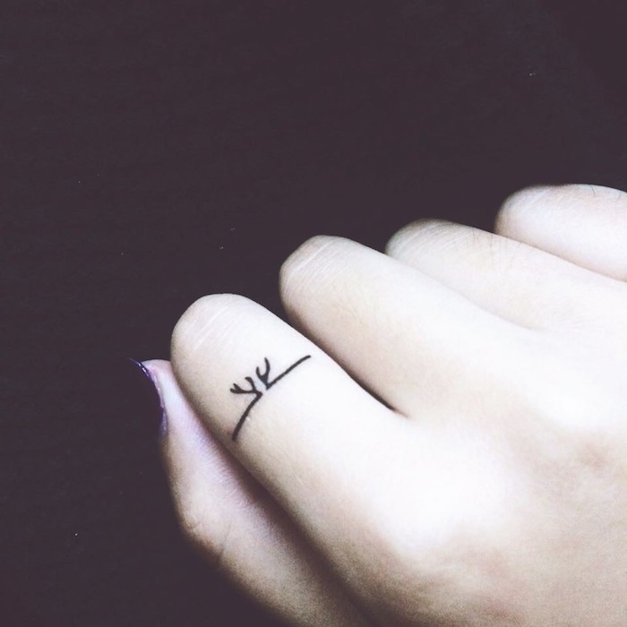 tatuajes en los dedos de la mano estilo minmalista con un significado fuerte, tattoos pequeños 