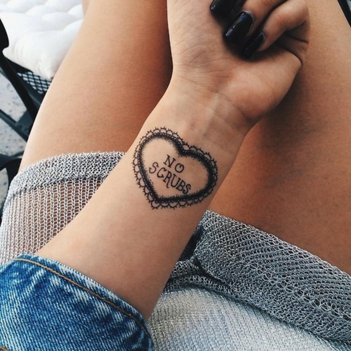  tatuajes pequeños mujer con un fuerte simbolismo, tatuaje corazón ornamentado, ideas de tattoos con letras 