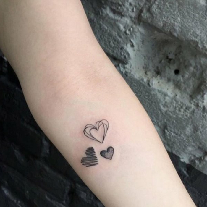  tatuajes pequeños mujer con corazones, pequeños tatuajes que simbolizan el amor romántico 