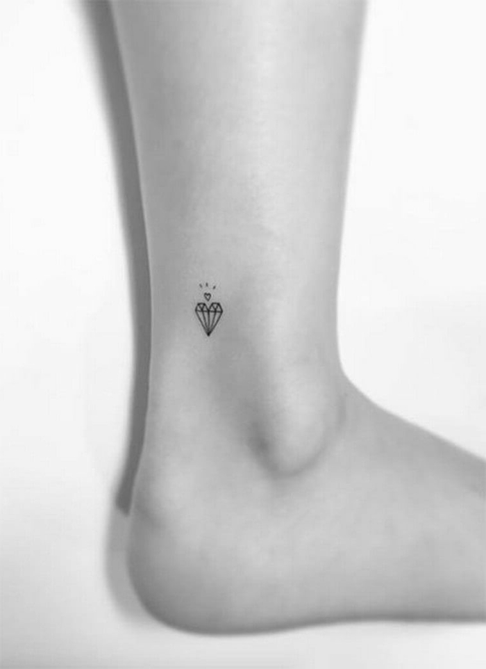 corazón diamante minimalista tatuado en el tobillo, ideas de tatuajes en la pierna, tatuajes pequeños mujer