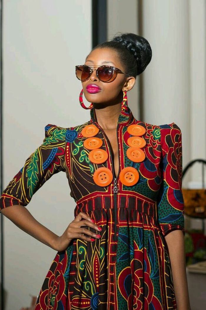vestido colorido que recuerda al traje tipico africano, vestido mujer con motivos florales y grandes botones 