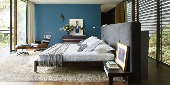 grande habitación decorada con mucho encanto, pared en color azul, cama con cabecero moderno 