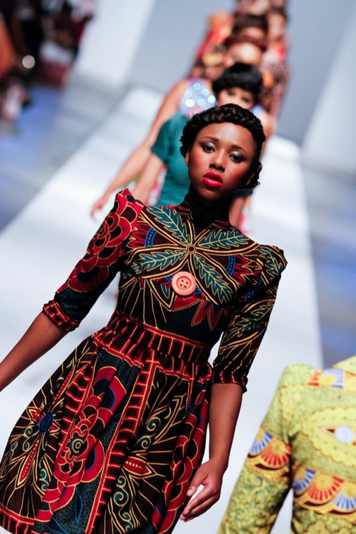 originales diseños de vestidos africanos en colores, vestido corto con mangas largas y prinf floral