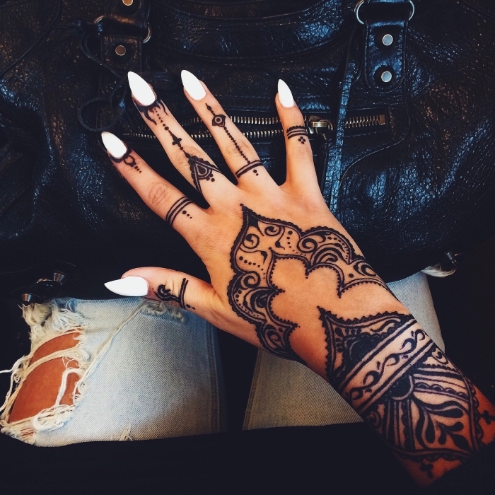 ideas de tatuajes henna negra, tatuajes en los dedos de la mano para mujeres, tatuajes con ornamentos 