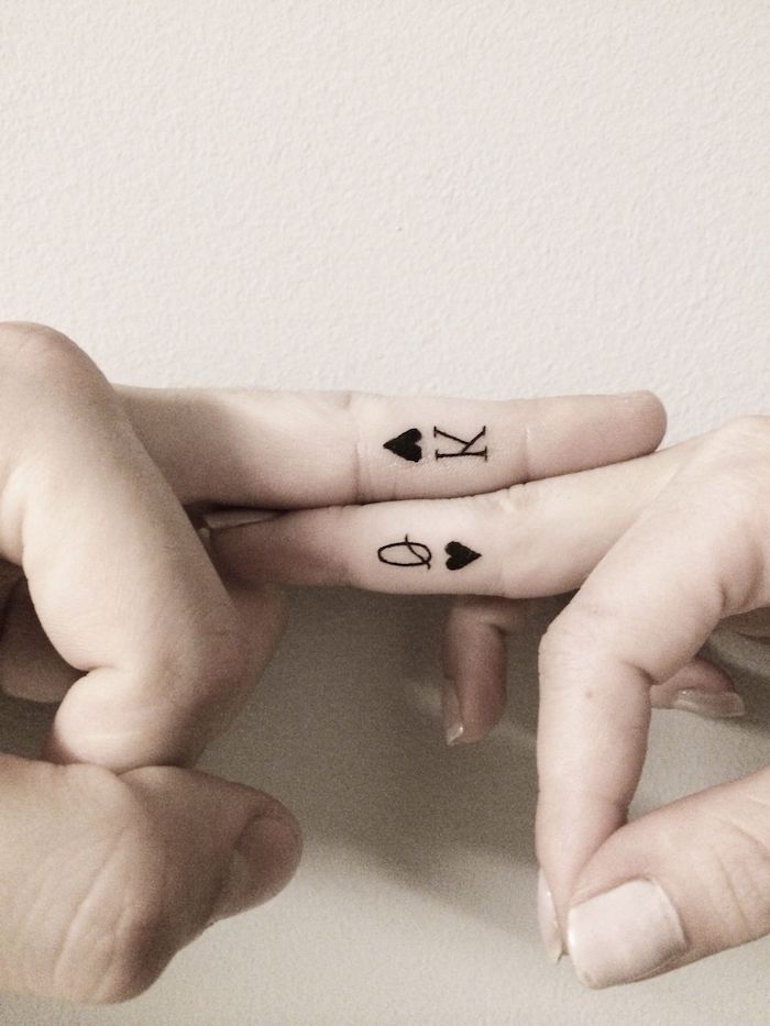 las mejores ideas de tatuajes para parejas en estilo minimalista, tatuajes en los dedos de la mano