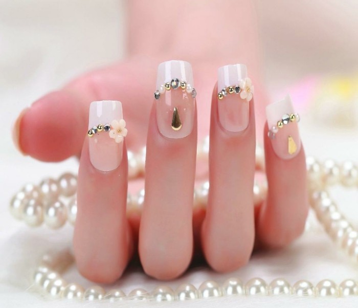 uñas francesas largas con puntas cuadradas, diseños de uñas con piedras con detalles decorativos