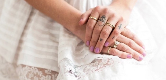 cuáles son los mejores diseños de tatuajes en los dedos de la mano para hombres y mujeres 