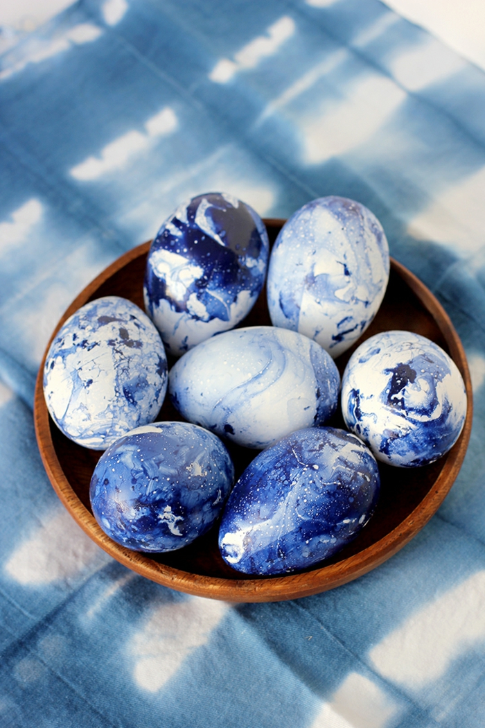 manualidades pascua originales, huevos pintados en blanco y azul con esmalte de uñas 