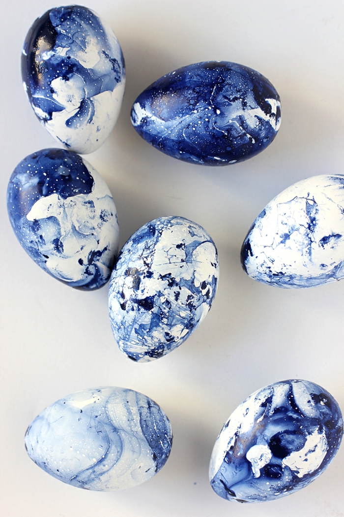 manualidades huevos de pascua originales, decoración de huevos con esmalte de uñas en azul
