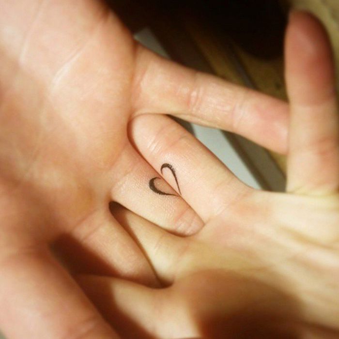 pequeño corazón tatuado en la mano, tattoo dedo original, diseños bonitos de tatuajes simbólicos 