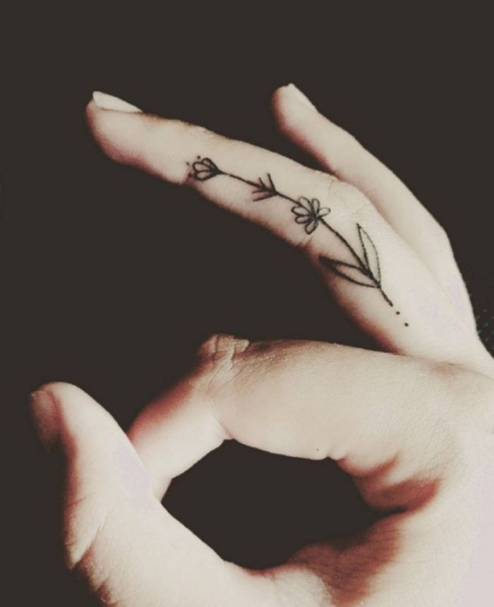 diseños de tatuajes con flores, tatuajes en los dedos mujer muy bonitos y delicados, tattoo dedo corazón