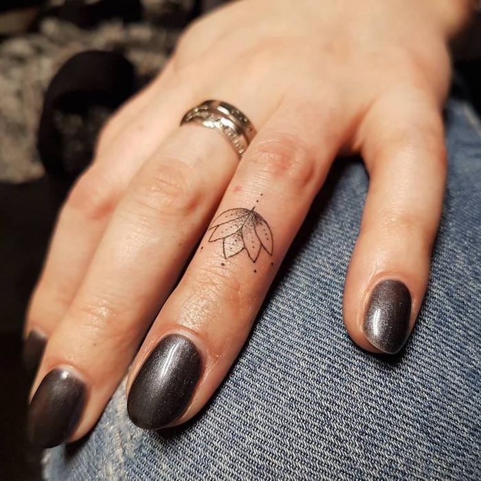 diseño tatuaje minimalista flor de loto, tatuajes en los dedos mujer con significado, diseños pequeños 
