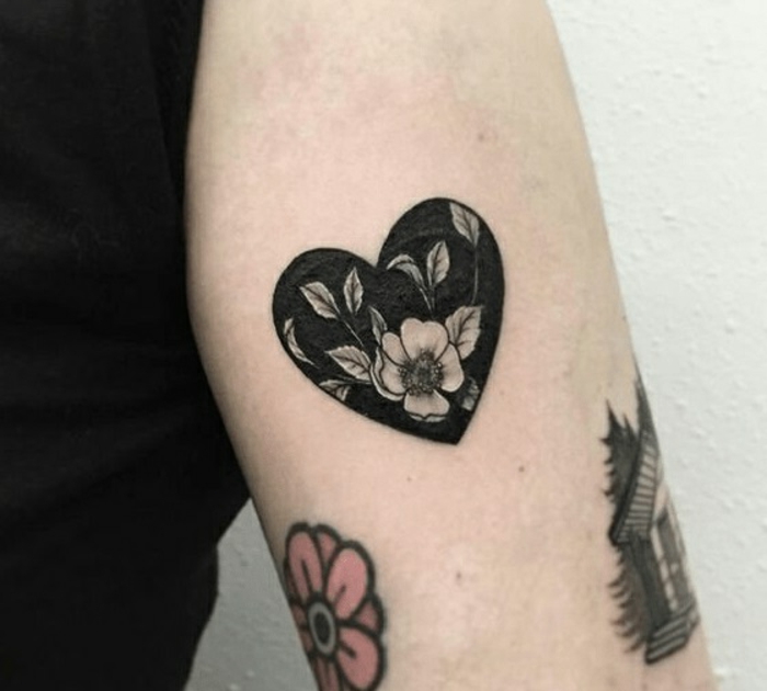 tatuaje corazón negro con motivos florales, tatuajes pequeños hombre y mujer, tattos de corazones y sus significados 