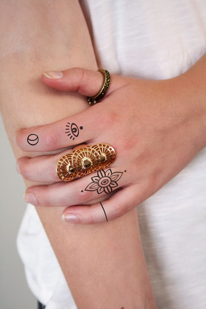 diseños bonitos de tatuajes en los dedos mujer, tatuajes originales para hombres y mujeres 