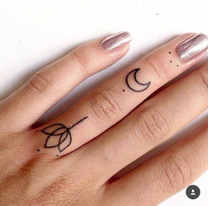 preciosos ejemplos de tatuajes pequeños para dedos, tatuaje flor de loto y luna diseño geométrico 
