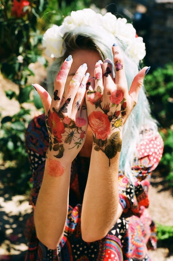 preciosos diseños de tatuajes con flores, tattoo en la manos y los dedos, ideas de tatuajes en los dedos mujer
