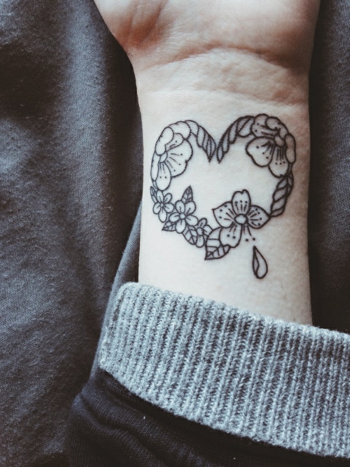 tatuajes bonitos en la muñeca, tatuaje corazón con motivos florales, adorables diseños de tatuajes mujer 