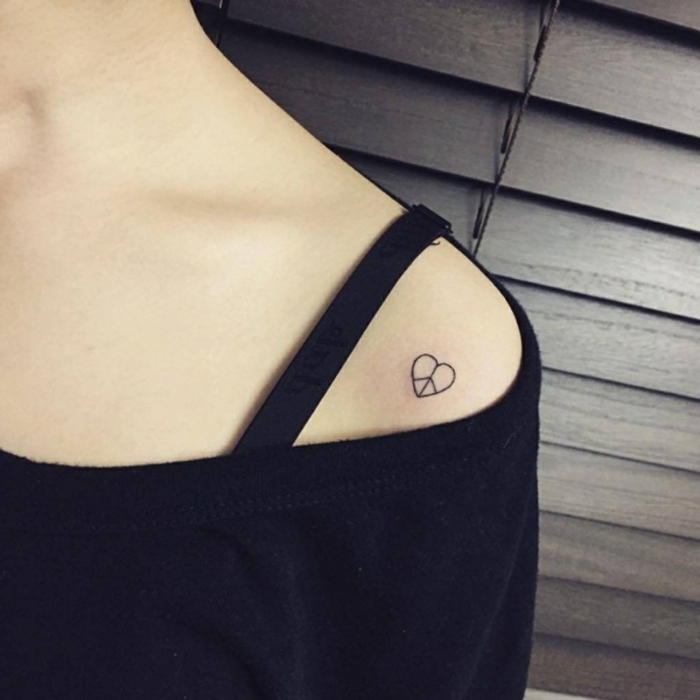 diseños de tatuajes para parejas en estilo minimalista, pequeño tattoo corazón con elementos geométricos 