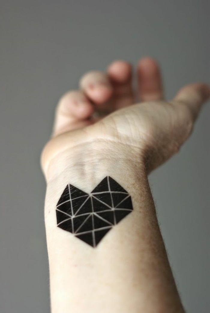 diseños de tatuajes pequeños hombre, tatuaje negro geométrico tatuado en la muñeca 