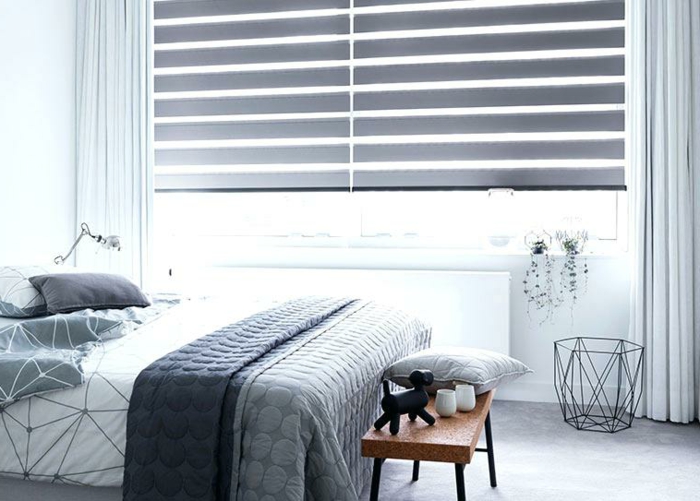 adorable decoración en blanco y gris, dormitorio acogedor con cortinas en gris, papelero de diseño