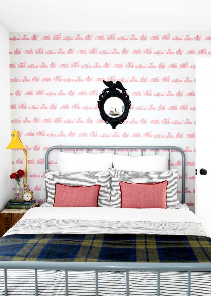 cama doble de diseño, paredes con papel pintado en blanco y rosado, cabeceros cama matrimonio vintage 