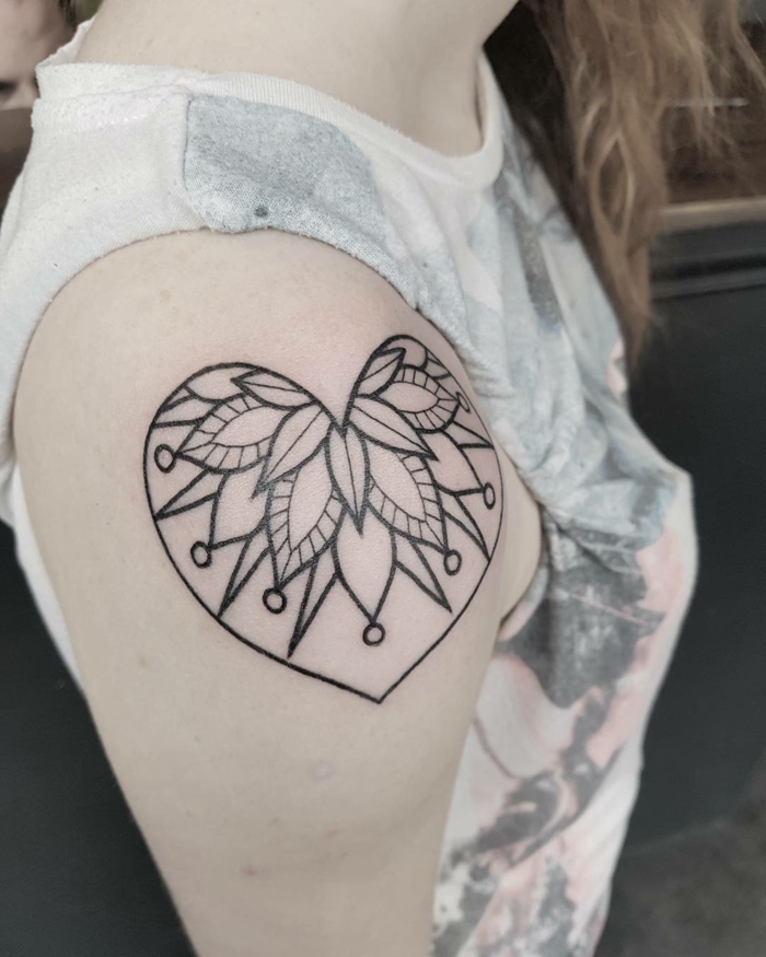 tatuajes pequeños mujer con corazón y sus significados, diseños de tatuajes bonitos simbólicos 