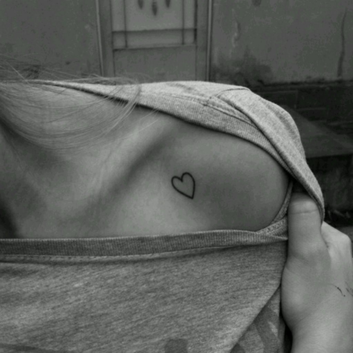precioso tattoo mujer en el hombro, tatuaje minimalista en negro, pequeño detalle tatuado en el hombro 