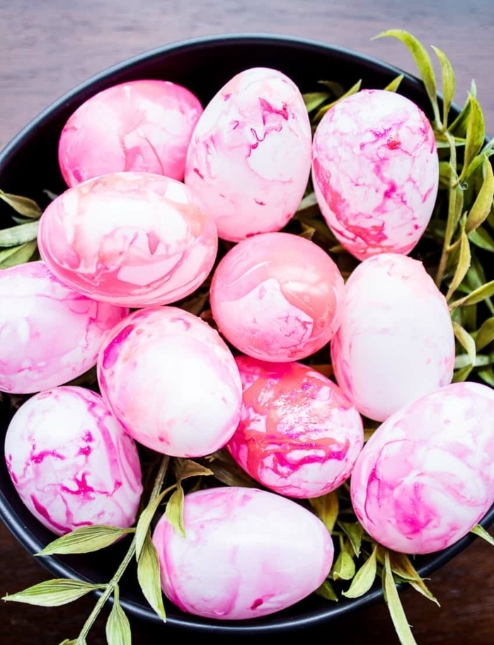 ejemplos de manualidades huevos de pascua, huevos de Pascua pintados en rosado con esmalte de uñas 