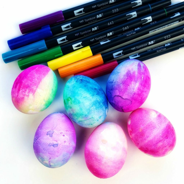 preciosos huevos de Pascua en colores vibrantes decorados con marcadores de colores, ideas de manualdiades Pascua 