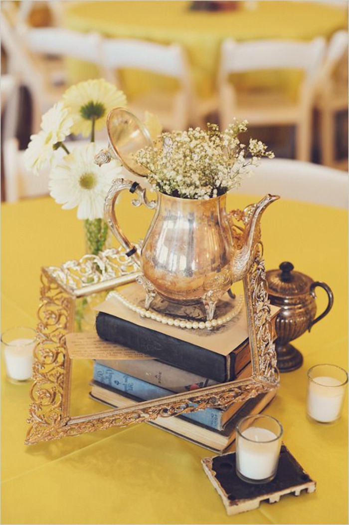 preciosas ideas de decoración de mesa en estilo vintage, libros, detalles de época, velas aromáticas 