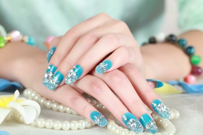 cuáles son los mejores diseños de uñas con cristales, fotos de diseños de uñas, uñas largas cuadradas en azul 