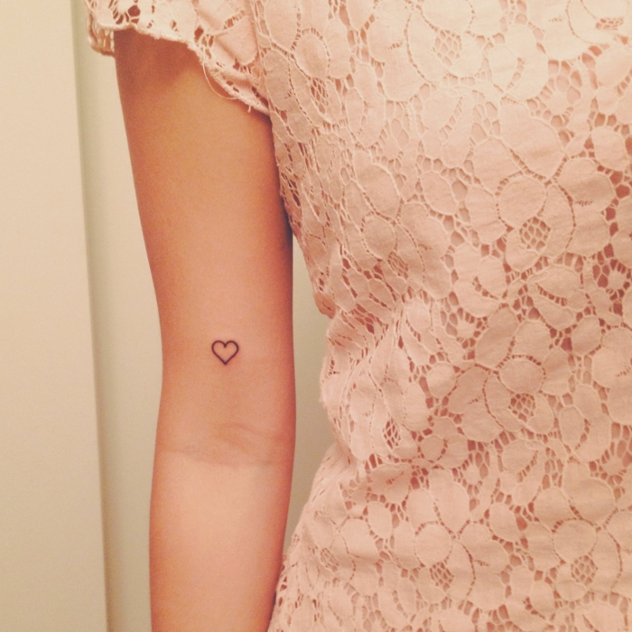 tatuajes pequeños y sencillos para mujer, detalles originales tatuados en la piel, tattoo corazon minimalista 