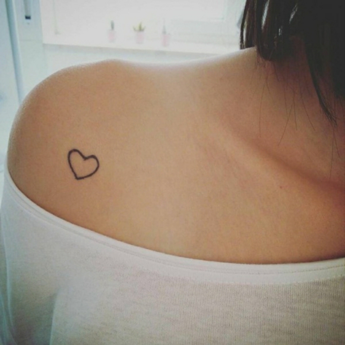 bonitos diseños de tatuajes en pareja, tatuajes sencillos simbólicos, diseños de tatuajes de amor 