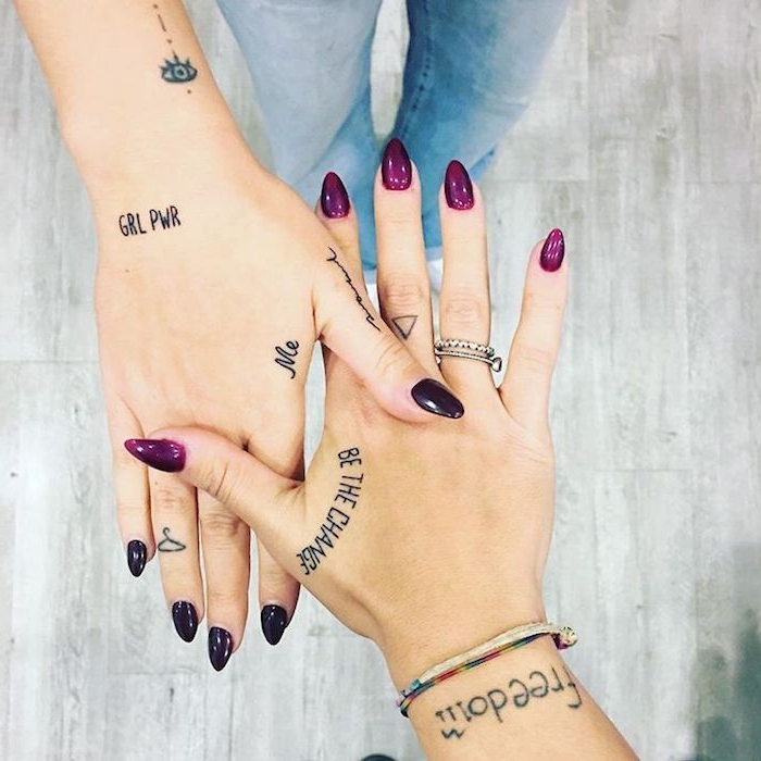 ejemplos de tatuajes pequeños para dedos para amigas, tatuajes para hermanas propuestas originales 