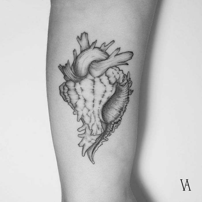 tatuajes bonitos simbólicos con corazón anatómico, tatuajes en el brazo para hombres y mujeres 