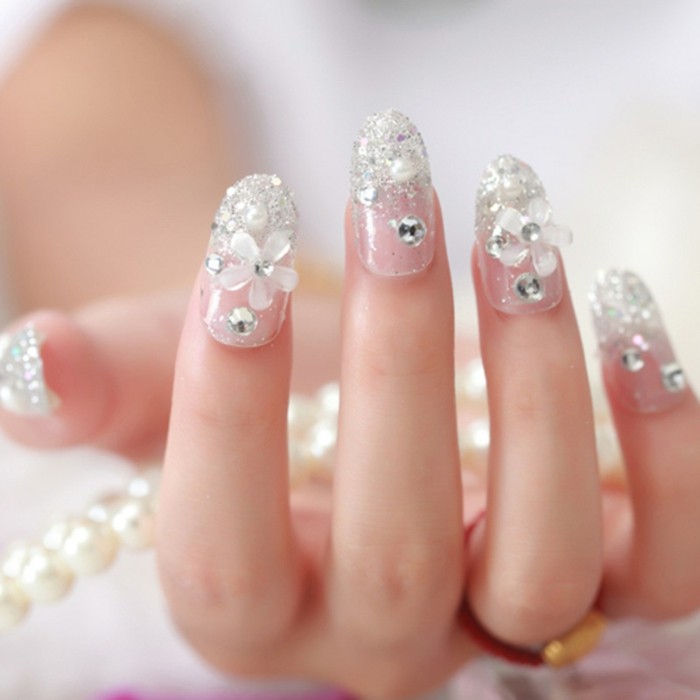 modelos de uñas bonitos, uñas acrilicas decoradas con piedras y motivos florales, uñas francesas