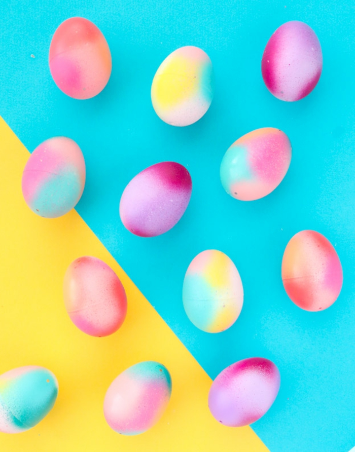 bonitos huevos en colores pastel, ideas de manualidades huevos de pascua, huevos en más de 2 colores 