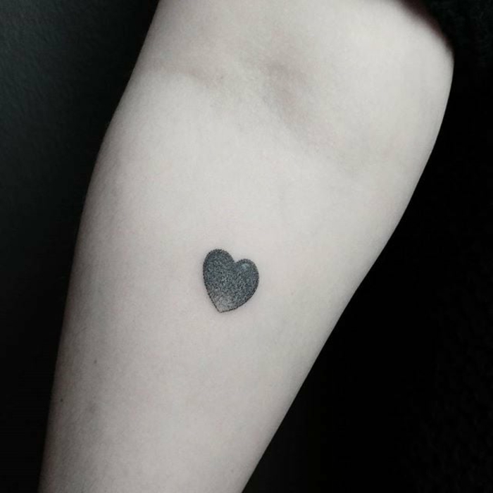 ideas de tatuajes para hacerse en pareja, tatuaje minimalista color negro tatuado en el antebrazo 