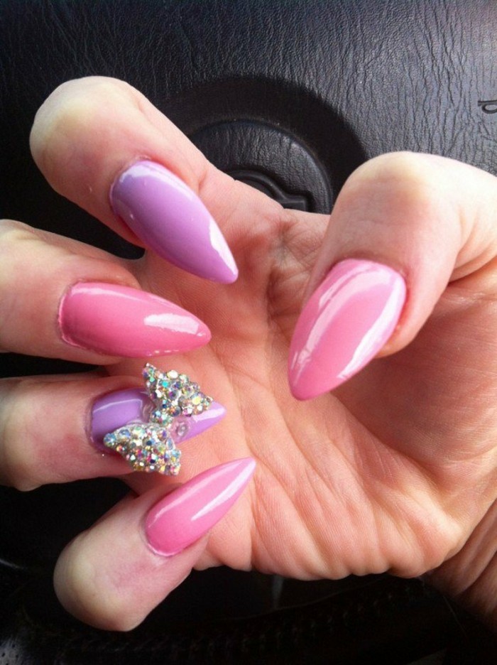 preciosos diseños de uñas acrilicas decoradas, uñas pintadas en rosado y lila con decoración de piedras 