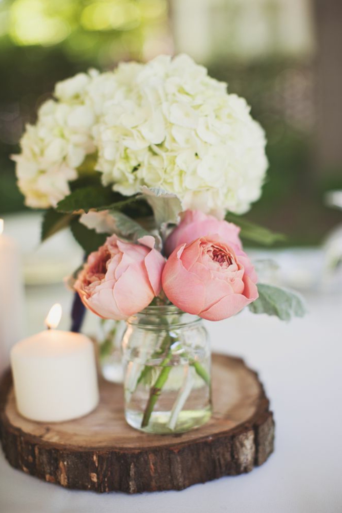 centros de mesa de comedor decorados con mucho encanto, preciosa decoración con velas encendidas y flores 