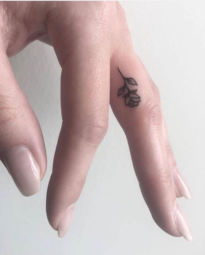 propuestas inspiradoras de tatuajes con flores minimalistas, mini rosa tatuada en el dedo corazón, tatuajes dedos mujer 