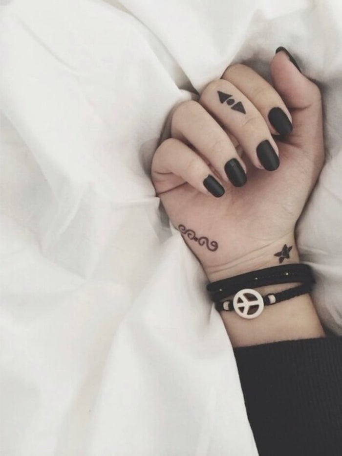 tatuajes dedos mujer en estilo geométrico, diseños de tatuajes geométricos minimalistas, dos triángulos y pequeño círculo 