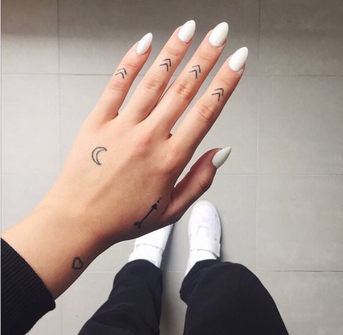 las mejores propuestas de tatuajes geométricos minimalistas, tatuajes dedos mujer originales 
