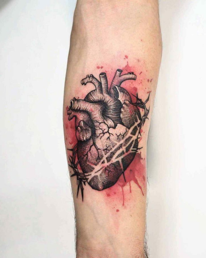 diseños de tatuajes hipperrealistas, tatuaje corazón anatómico con manchas de pintura acuarela en rojo 