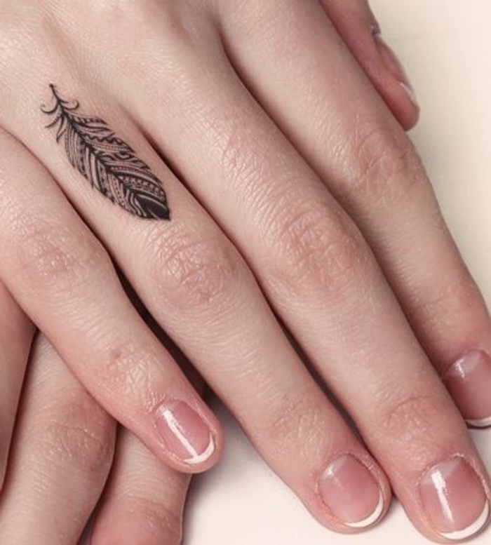 tatuajes con pluma bonitos diseños, tatuajes dedos mujer con fuerte significado, tattoo pluma símbolo de la libertad 