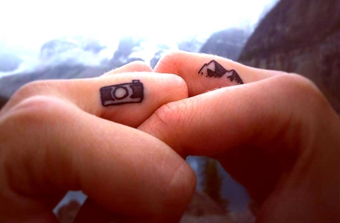 propuestas de tatuajes en los dedos hombres y mujer, tatuajes para parejas super originales en imagines 