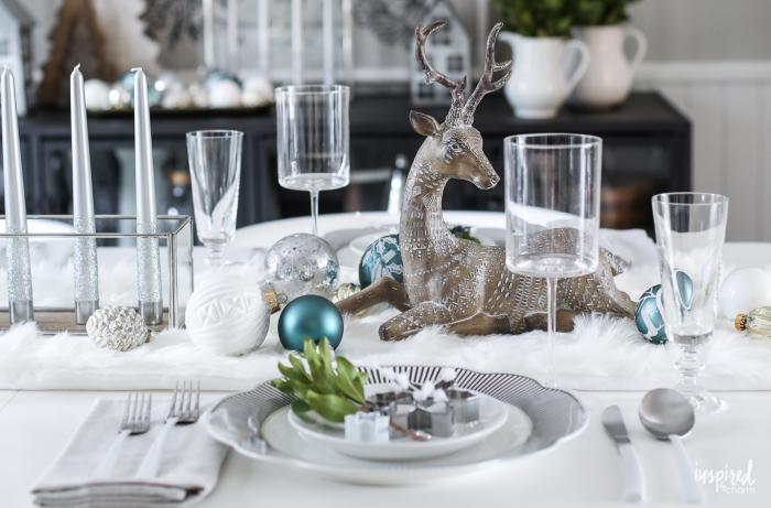 ideas de decoracion de mesa navideña en colores claros y estilo escandinavo, candelabros vintage 