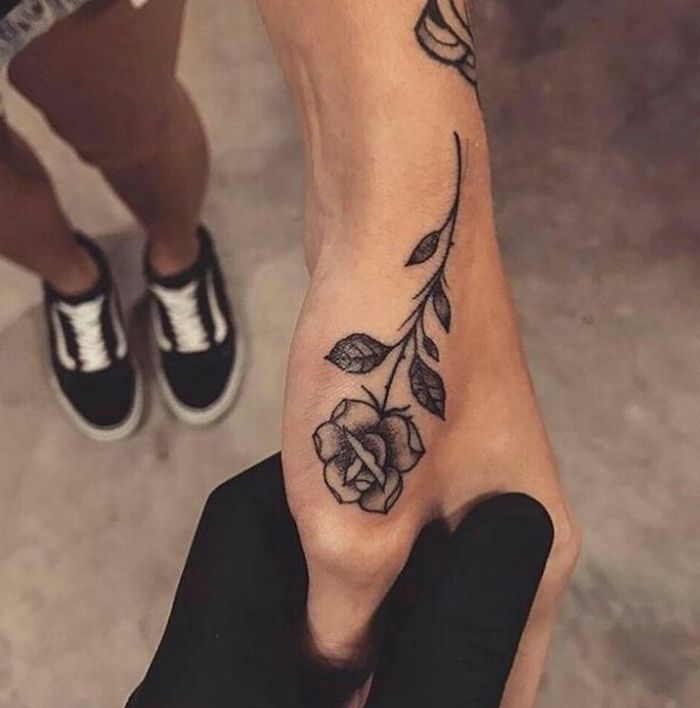 tatuajes mujer con motivos florales, diseños de tatuajes para los dedos y la mano, tatuajes de rosas bonitas 